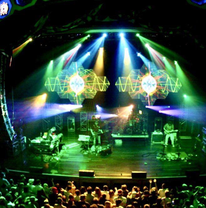 walsh1032's tweet photo. That 6/25/09 ‘Mirrors->’ got me movin’ just now; perfect use of samples, what a groove! #UberGlue2
#SIYD 🌲👽🌲 #B4L
#discobiscuits #June09 #bgock
https://t.co/jFAnTDTCs5 https://t.co/0GehvKYmRT