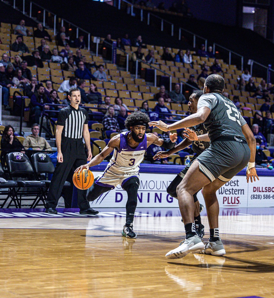 pnutschmitt_'s tweet image. good day in the whee 💜
#catamount #basketball