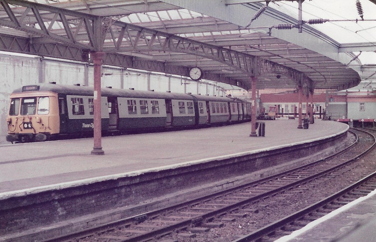 SalopianLyne's tweet photo. Gourock Station 27th June 1984
British Rail Class 303 EMU set 303076 awaits departure with the 13:25 service to Glasgow Central
Blue/Grey livery with Trans-Clyde branding for Strathclyde PTE.
#BritishRail #Class303 #EMU #Gourock #Glasgow #Strathclyde #trainspotting #TransClyde 🤓 https://t.co/XyguqhNnhn