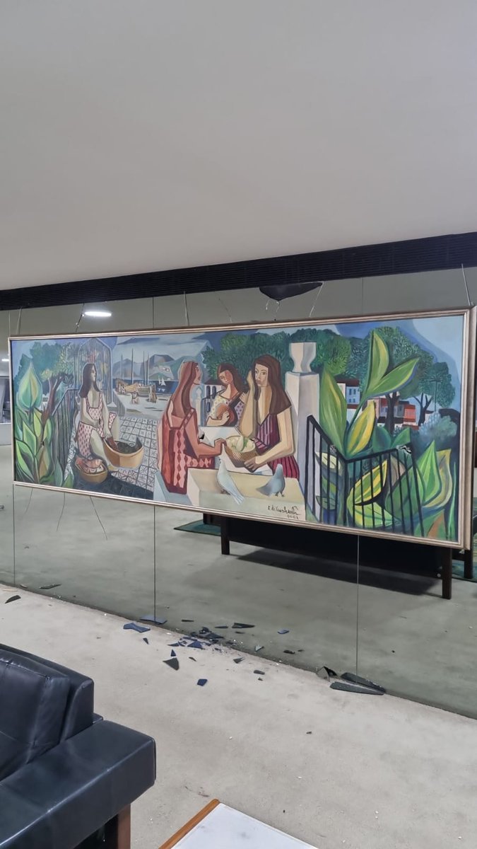 eixopolitico's tweet photo. 🇧🇷 Vândalos rasgaram obra de Di Cavalcanti. A dimensão de danos de outras obras que ficam em prédios públicos parece ser grande. https://t.co/ln2NkeFHtc