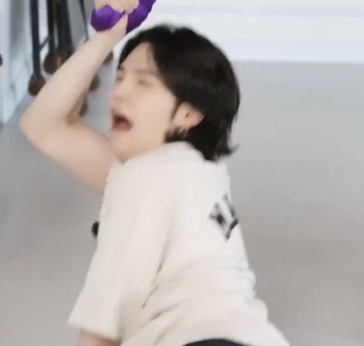 miakive's tweet photo. don’t you love it when yoongi https://t.co/vJkmgk5dDu