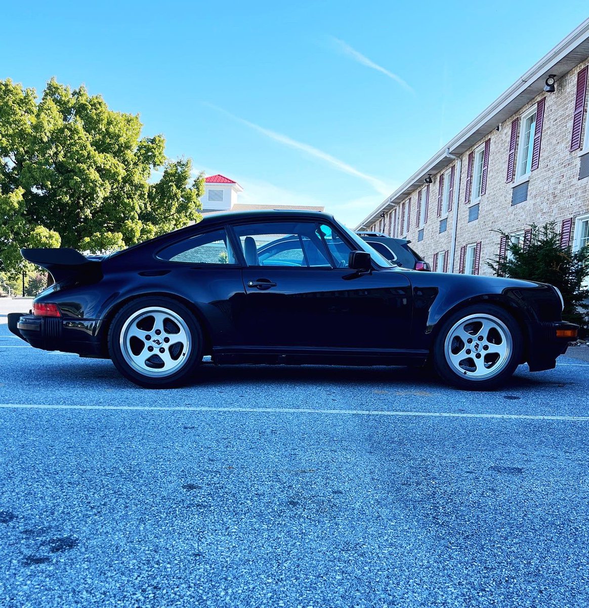 For the full post click here: instagram.com/p/CnK1vHOJMl2/…

Have a look at this unbelievable looking 1987 Porsche 911 Turbo Coupe, finished in a beautiful black on gray leather specification!

#classiccars #likes #artwork #carshows #artcar #911turbo #art #porsche911turbo