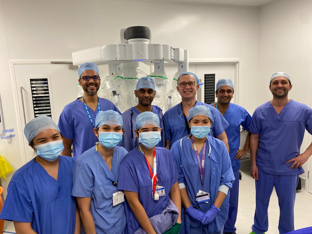 Big thanks @ArulImmanuel & @IntuitiveBen for supporting the launch of Guildford OG Unit’s robotic thoracic program this week. Great news for cancer patients in @SurreySussexCA. @shaunrpreston @nima_ghadi @MadhavanAnantha @RoyalSurrey @RSCHAnaesthesia @Tom_G_Woj @DrSamHuddart