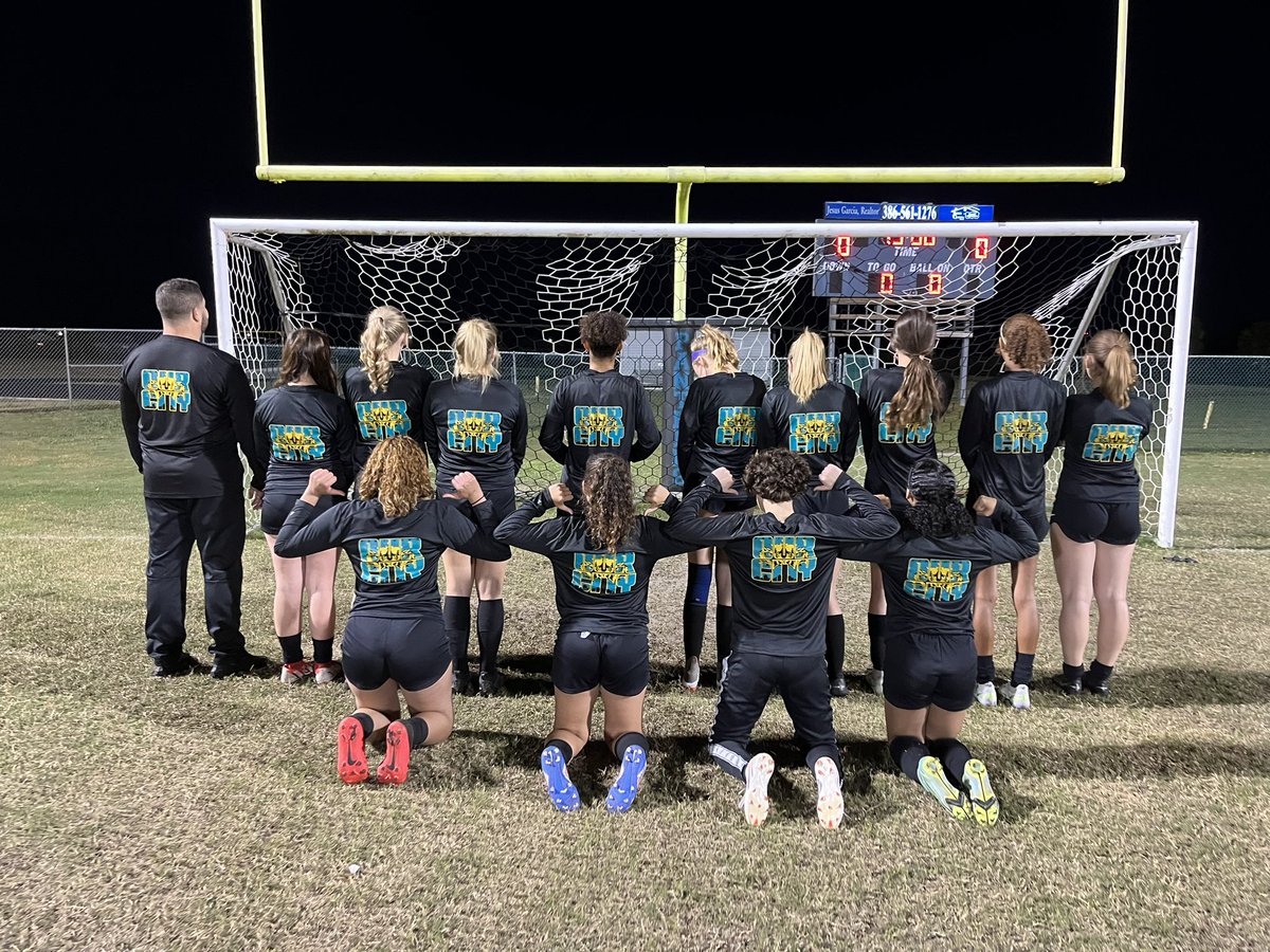 PRGirls_Soccer's tweet photo. #OurCity #OurBlvd 🧹 @PineRidgeHS @PineRidgeSports https://t.co/l6RpKBllLu