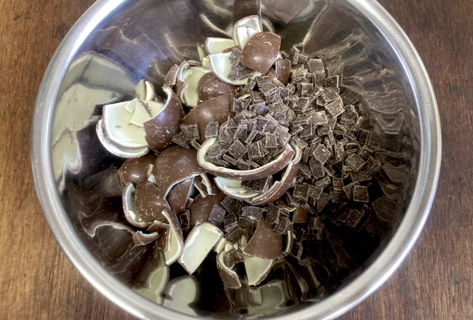 たまごの殻にスイートチョコ、バター、砂糖、卵、生クリームと洋酒、型に入れて蒸し焼きです。レシピはネットのを拝借しました、優しい甘さで美味しかったです 