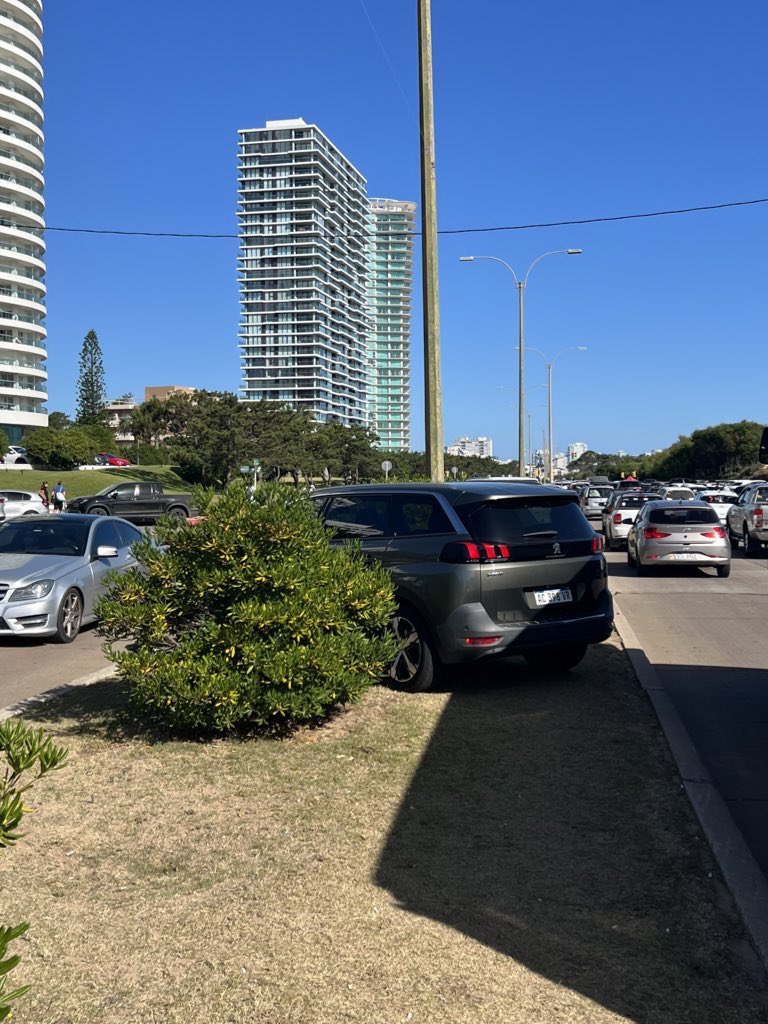Parada 19… sería bueno que los que tienen que hacerlo, dieran alguna señal a aquellos que creen que vale todo.
Un turista = un amigo, no debería ser lo mismo que un turista = un prepotente que hace lo que se le antoja.
<a href="/emekavoces/">Marcelo Umpierrez 📞099323625</a> <a href="/MaldonadoUY/">Rotten Raccoons</a>
