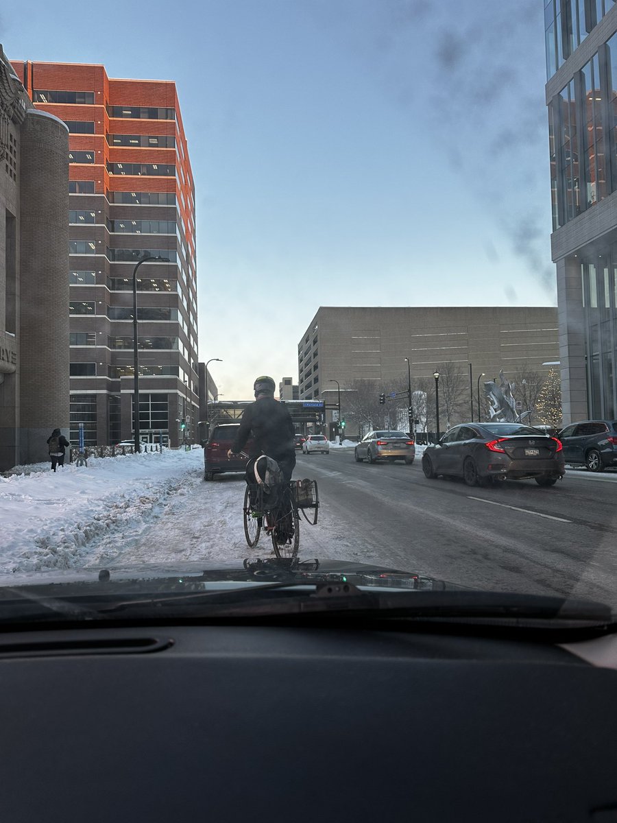 Only in Minnesota would you see someone biking on snowy lanes on a normal bicycle in 6 degree weather https://t.co/e2Bx5rgMj2
