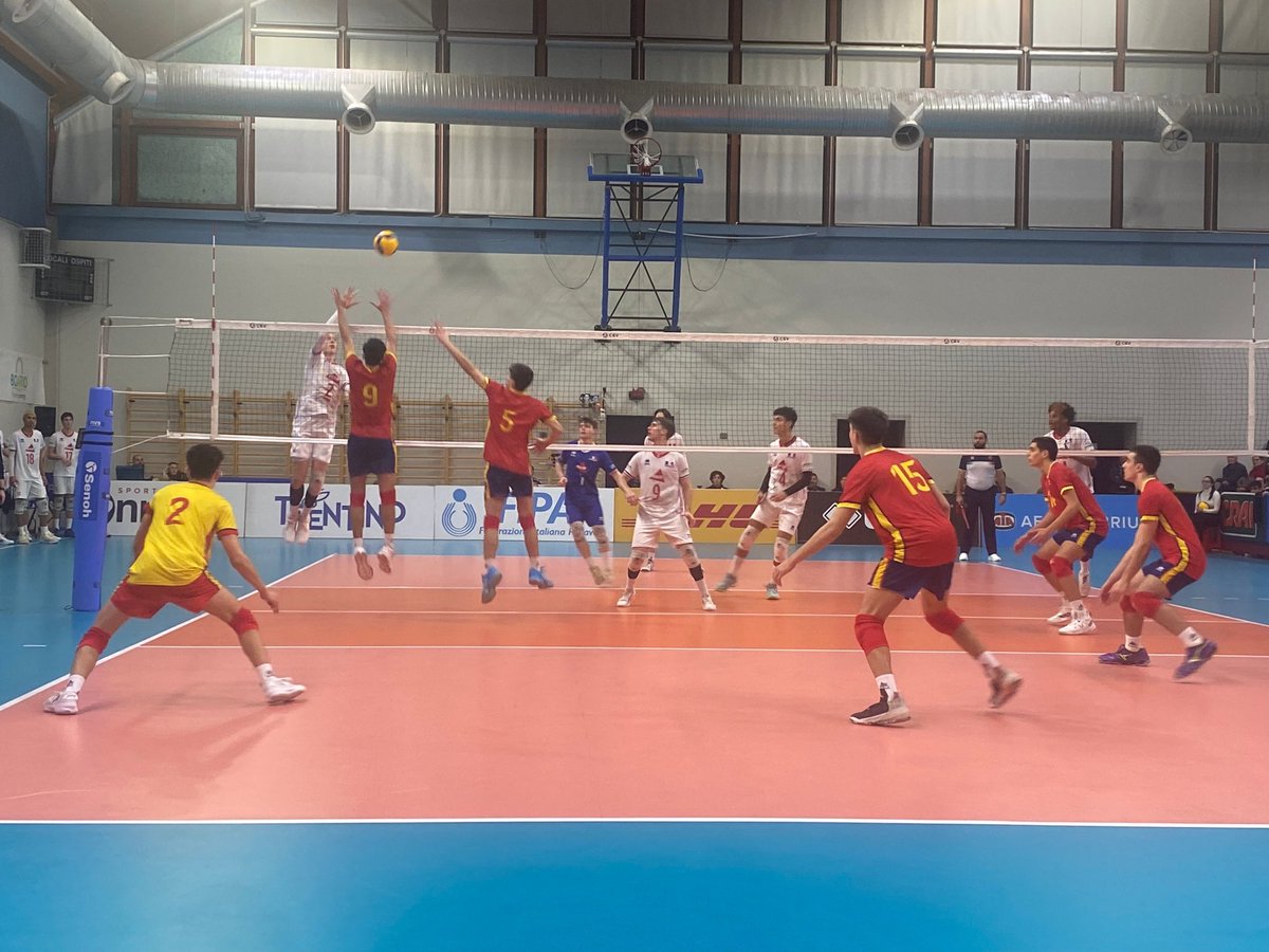 RFEVB's tweet photo. 💪🏽🇪🇸 La selección sub17 masculina derrota a FRANCIA 🇫🇷 en la SEMIFINAL del TORNEO WEVZA de su categoría y logra el BILLETE DIRECTO a la gran final ✈️🥳

FINAL ➡️📅 Mañana, 07/01/2023 ���� 20:00h 🆚 ITALIA 🇮🇹 

OBJETIVO 🎯👉🏽 Clasificar para el EUROPEO 🏆🇪🇺 https://t.co/LU1vJrA3Jy