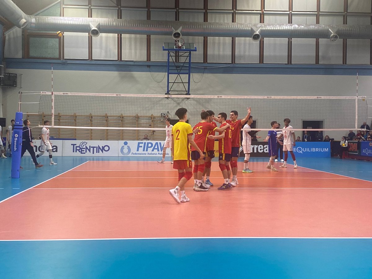 RFEVB's tweet photo. 💪🏽🇪🇸 La selección sub17 masculina derrota a FRANCIA 🇫🇷 en la SEMIFINAL del TORNEO WEVZA de su categoría y logra el BILLETE DIRECTO a la gran final ✈️🥳

FINAL ➡️📅 Mañana, 07/01/2023 ���� 20:00h 🆚 ITALIA 🇮🇹 

OBJETIVO 🎯👉🏽 Clasificar para el EUROPEO 🏆🇪🇺 https://t.co/LU1vJrA3Jy