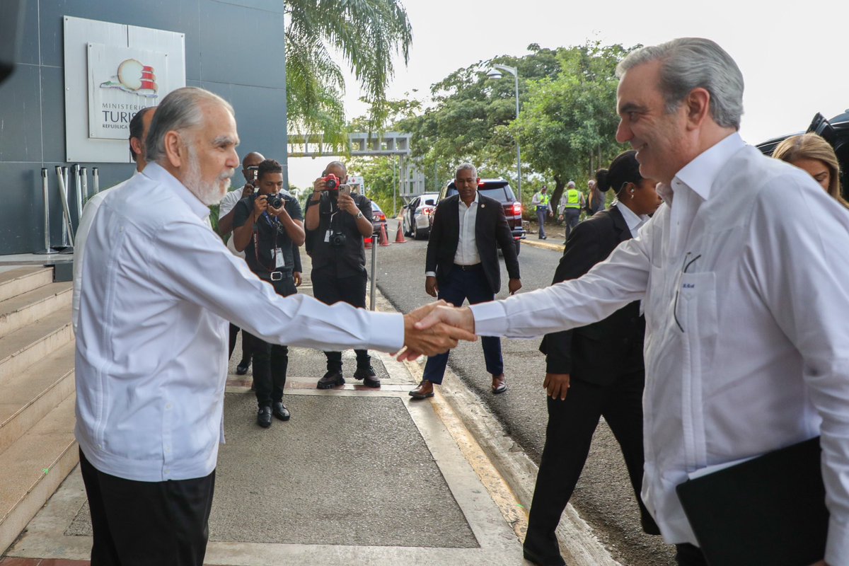 PresidenciaRD's tweet photo. El Pdte. @LuisAbinader se reunió con el Ministro de Medio Ambiente, @CearaHatton, en la sede de la institución, donde conversaron sobre las acciones que se implementan a favor de la preservación de los recursos naturales. https://t.co/LBqVdsZjv1