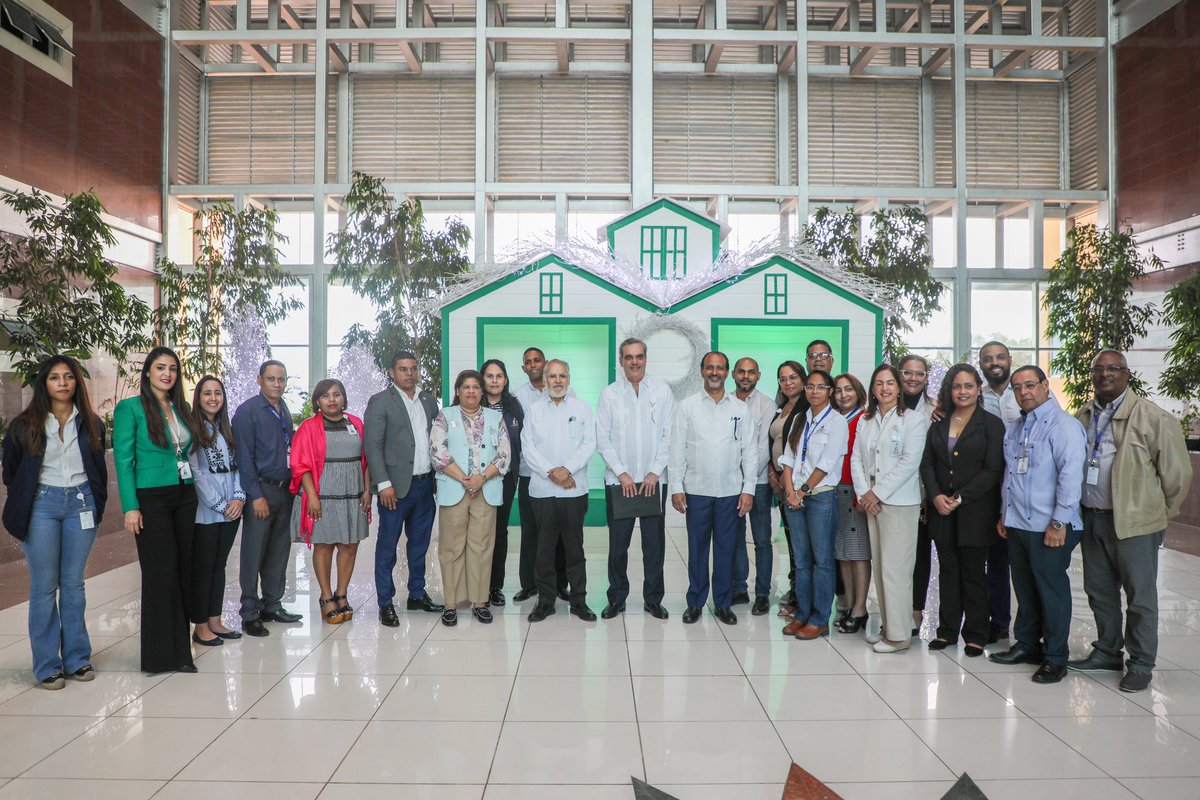PresidenciaRD's tweet photo. El Pdte. @LuisAbinader se reunió con el Ministro de Medio Ambiente, @CearaHatton, en la sede de la institución, donde conversaron sobre las acciones que se implementan a favor de la preservación de los recursos naturales. https://t.co/LBqVdsZjv1