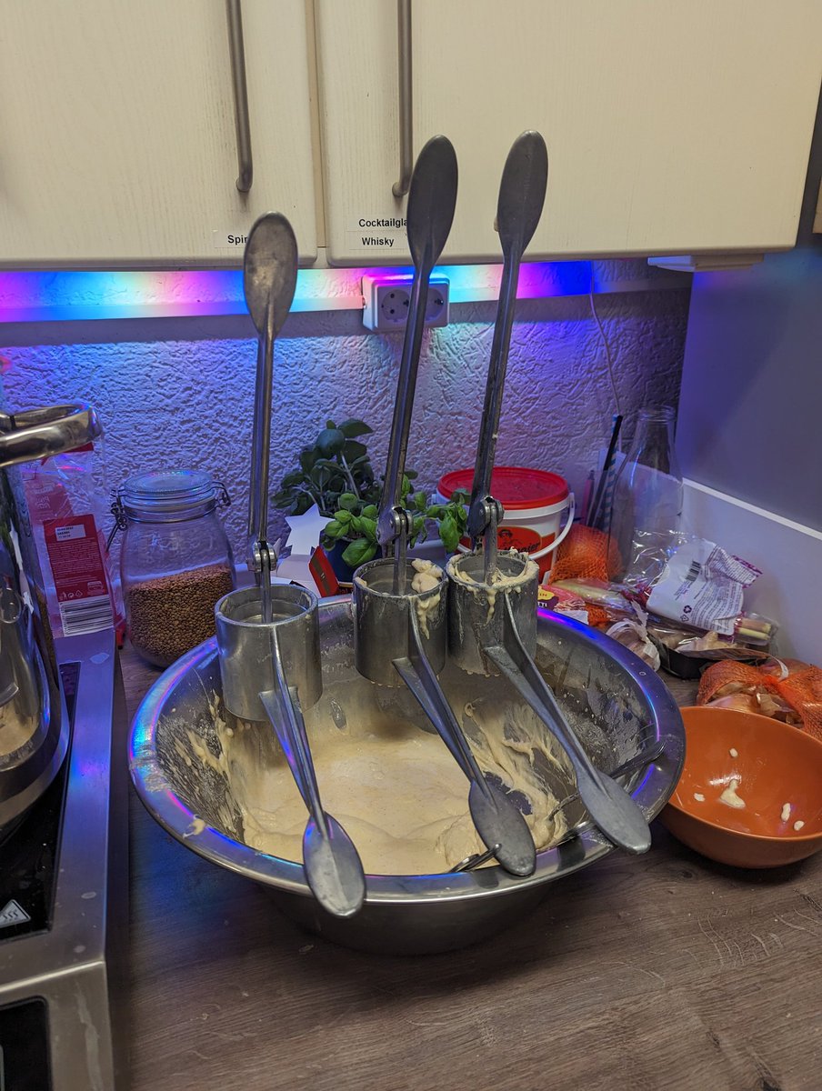 Benny Pirk (@taxxizz) on Twitter photo Geladen und entsichert. #spätzle mit Linsen und Saiten in der <a href="/binary_kitchen/">Binary Kitchen</a>. Zammen mit <a href="/meet_judith/">Tee & Kekse meet_judith@chaos.social</a> Geladen und entsichert. #spätzle mit Linsen und Saiten in der <a href="/binary_kitchen/">Binary Kitchen</a>. Zammen mit <a href="/meet_judith/">Tee & Kekse meet_judith@chaos.social</a>