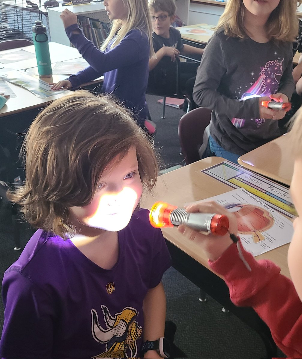 Teaching the next generation of optometrists the importance of eye care! #3rdgradepupiltesting <a href="/MNEyeDocs/">Minnesota Optometric Association</a> <a href="/AOAConnect/">AOAConnect</a>