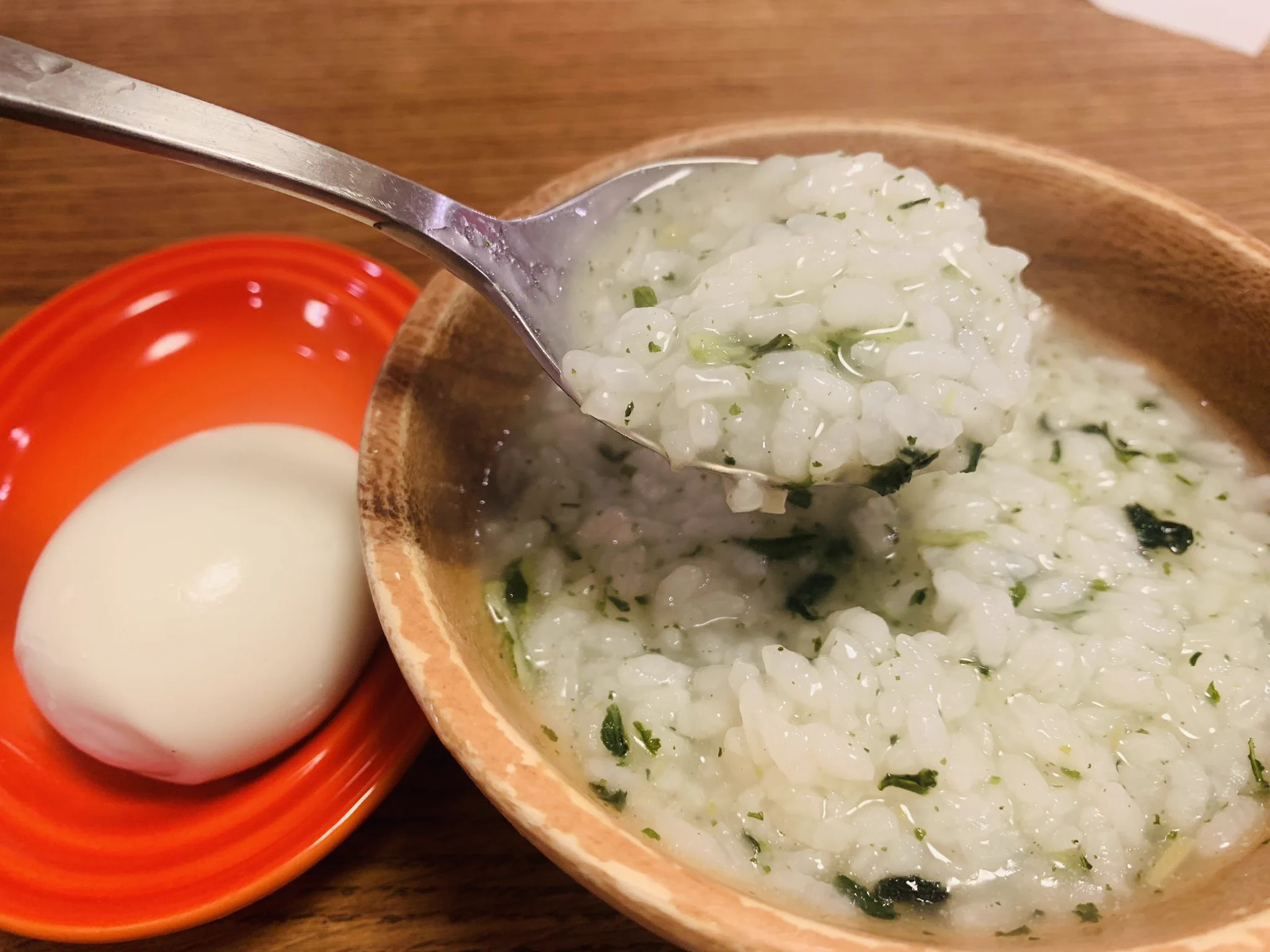 こちらのレシピで七草粥作った。トッピングは半熟ゆで卵と韓国海苔。朝ごはんに最適。  