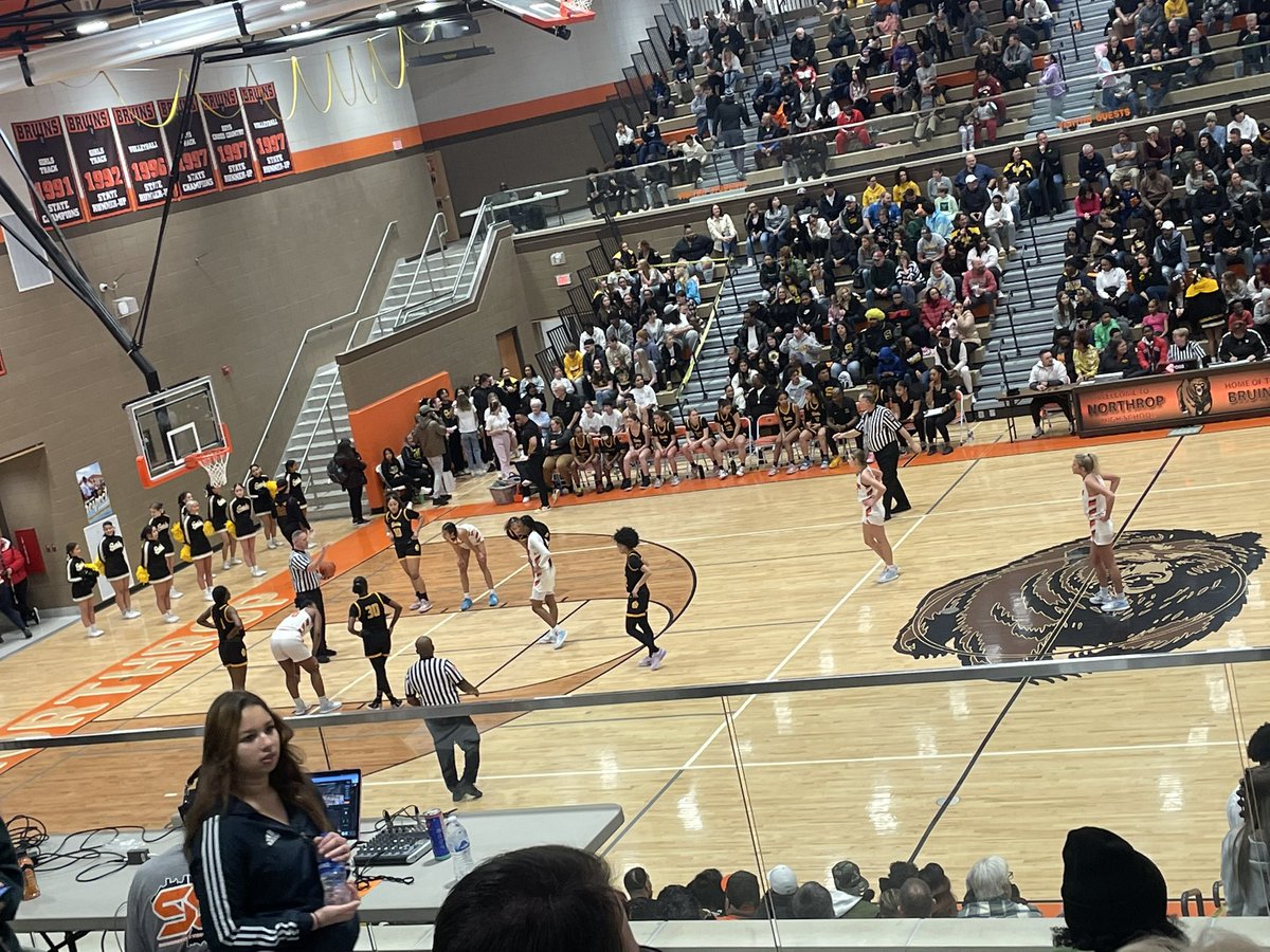 vjhAlways100's tweet photo. Watching a great game with All 10 kids currently on court R Always100. #Always100 #Keepworking https://t.co/nLpS12yNTb