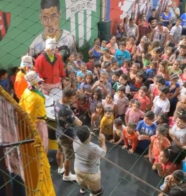 VSportsTM's tweet photo. 🧙‍♂️Derlis González 🇵🇾 encabeza movidas solidarias año a año
🧙‍♂️Hoy se vistió de Rey Mago
🧙‍♂️Cargó un camión con víveres y juguetes
🧙‍♂️Los repartió entre niños de la zona
🧙‍♂️En 2020 organizó un evento con el mismo fin en su barrio, Mariano Roque Alonso
CRACK.⚽️❤️ https://t.co/hGFuLaM85p