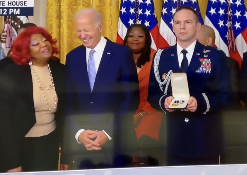 vlevy2's tweet photo. Does anyone else want to know what Lady Ruby Freeman said to @POTUS ?! I know it was funny! I can just tell! Spill the beans #LadyRuby #Biden #January6th #whitehouse https://t.co/6YoGPaEoKu