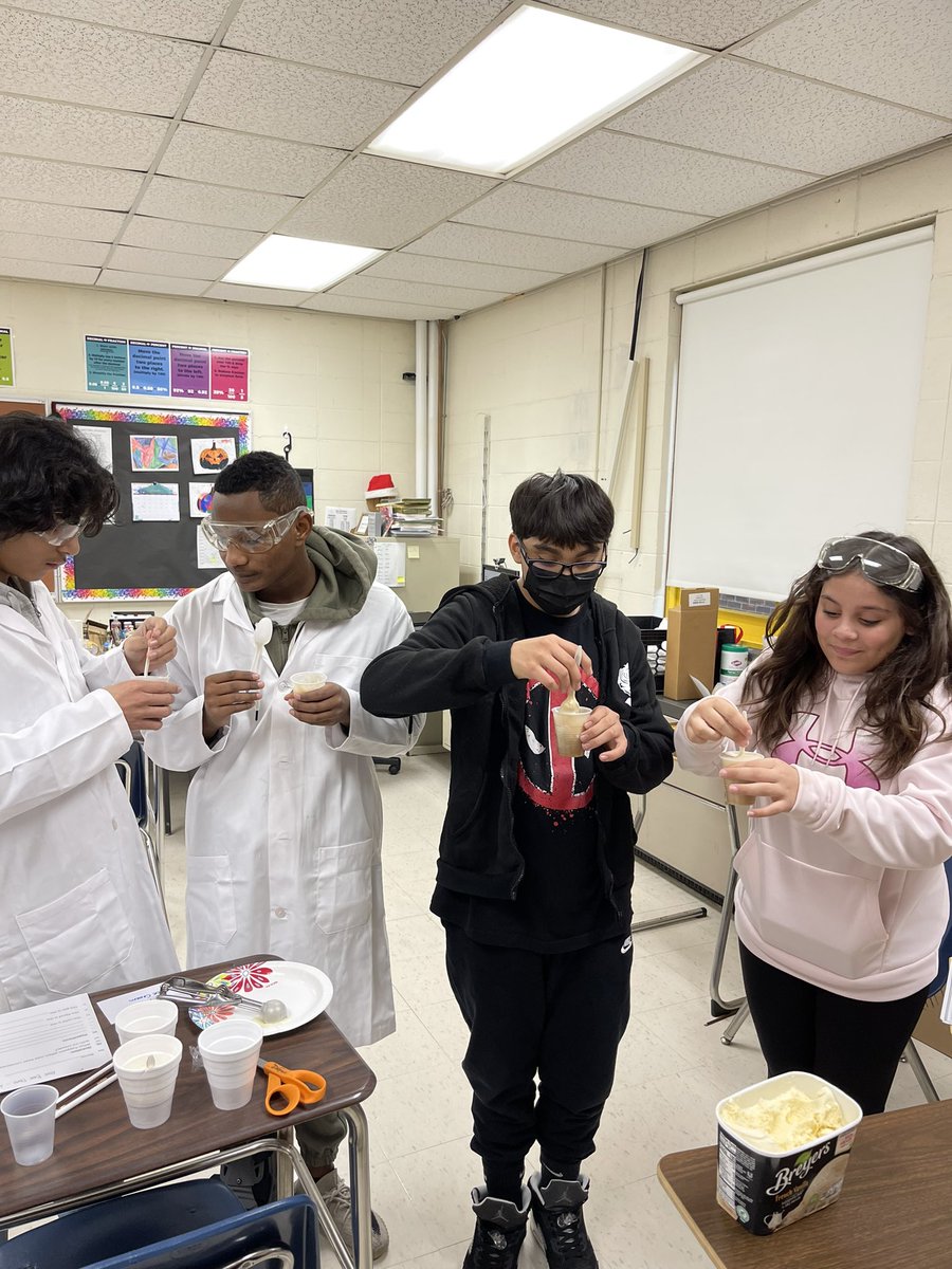 mccabe_ms's tweet photo. States of Matter Root-beer floats! https://t.co/XJU3MPapZA