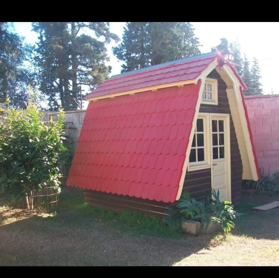 FernandoRoth94's tweet photo. Para que vean el pedazo de carpintero que es mi abuelo, esta es una "casita" que le hizo a mi tía cuando era chiquita. Tiene más de 20 año y está nueva. https://t.co/4YhrFxDOIl