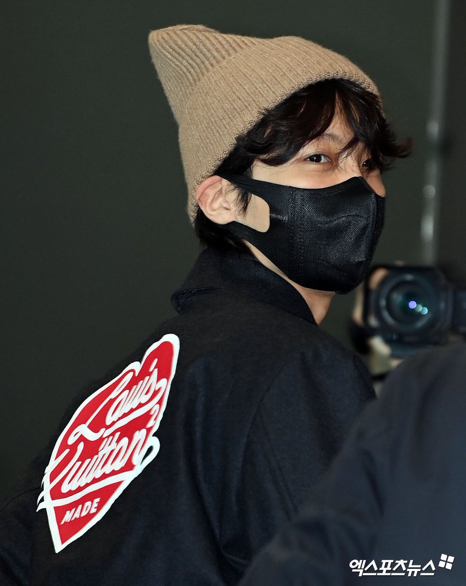 vminiecats's tweet photo. 📸 | Hilo con fotos y videos de #JHOPE en el aeropuerto rumbo a Bangkok, Tailandia, para asistir a los Golden Disc Awards. 

HAVE A SAFE FLIGHT J-HOPE 💗 (+) https://t.co/tRScb7o19K