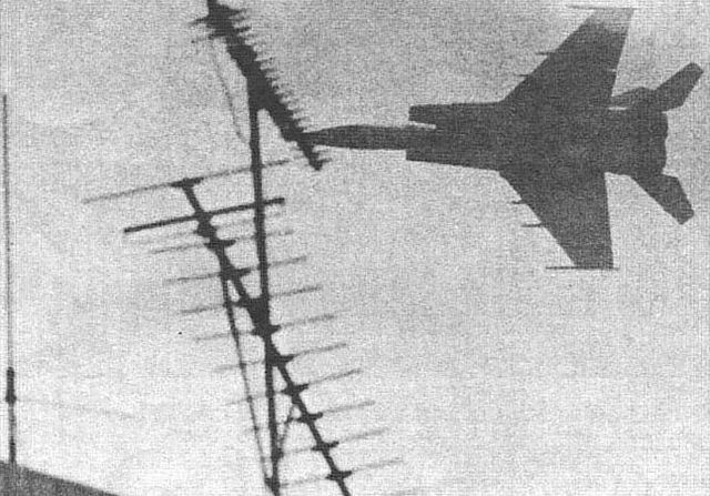 垂直尾翼に赤い星付けた飛行機が中部空港に緊急着陸じゃとう? 