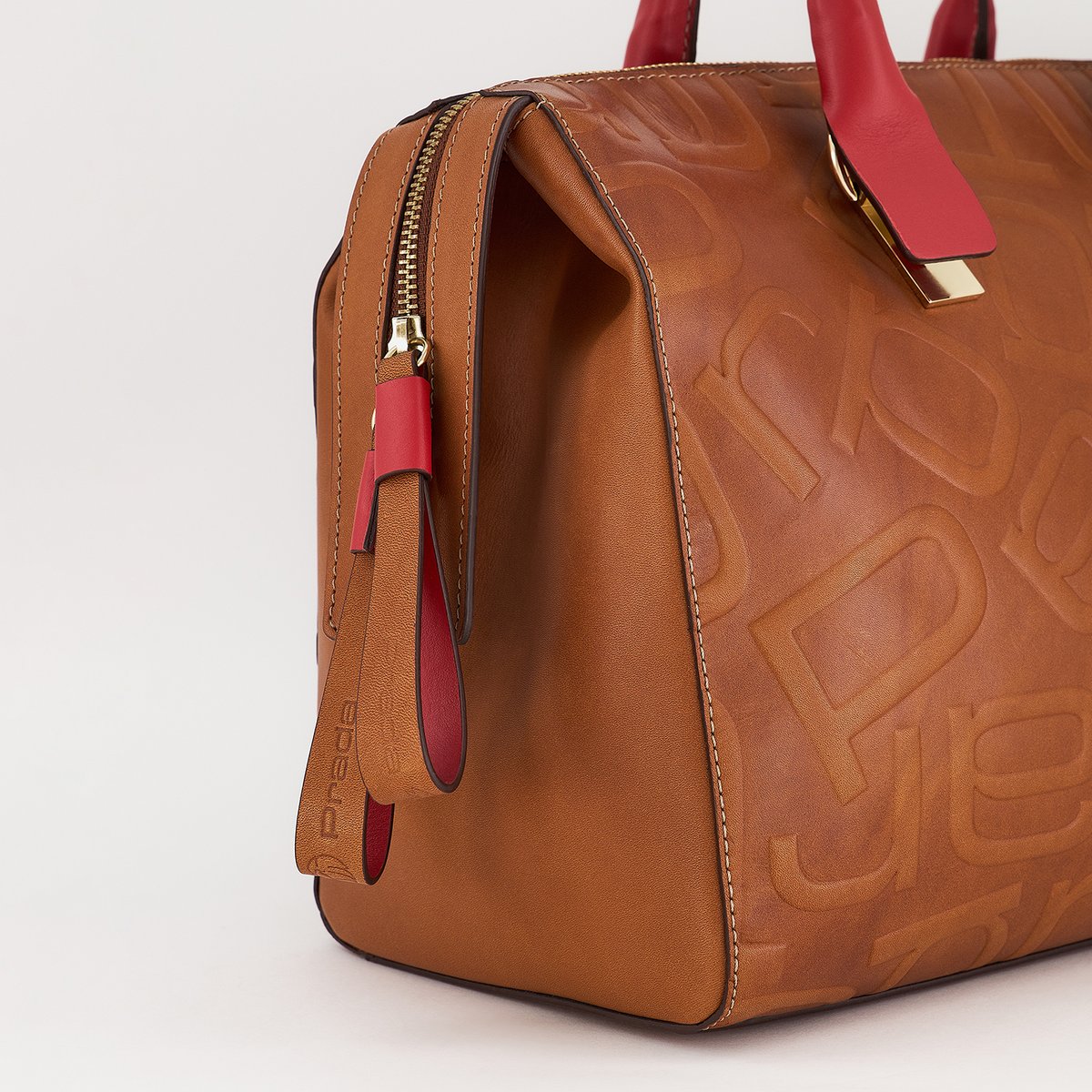 Prada_MX's tweet photo. Bolso bolichera en piel napa con grabado
#PradaMx #OI22 #CDMXlife #Clutch #bolsodemujer #Fashion https://t.co/9p3xYzYRou