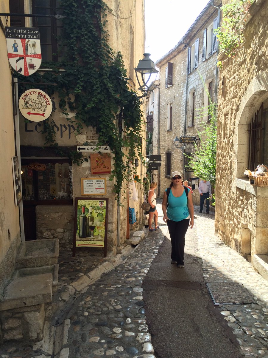 The woman comes into focus 📸👩🏻#streetphotography #saintpauldevence #france #provence 09.10.2014