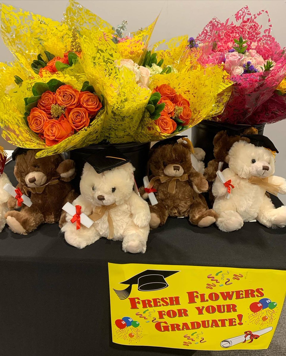 MortarBoard's tweet photo. Chapters at @UNM and @IllinoisStateU held flower sales during fall commencement! Our #MBPartner Blossom Express has a great deal for chapters to #fundraise and provide flowers for graduates and their families. Go to https://t.co/LmZsybH8ah or give them a call today! https://t.co/RwS66gZgfT