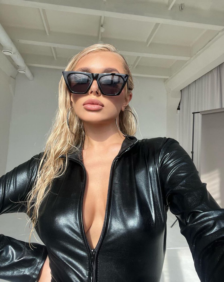 Teasing78's tweet photo. It’s Friday night, for most a night of getting drunk, hitting the clubs, a line of two of coke. 

For you, it’s a night of sitting in darkness, stroking, sending for catfish dommes who don’t even care about you. 

And you wouldn’t have it any other way. 

Findom catfish paypig https://t.co/gZlMd7nWhE