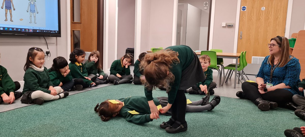 firsprimarysale's tweet image. #Y1Apple had a great time learning about the body. We labelled the different parts of our friend's body. What a great model they were 😊 #Science #handsonlearning #fun