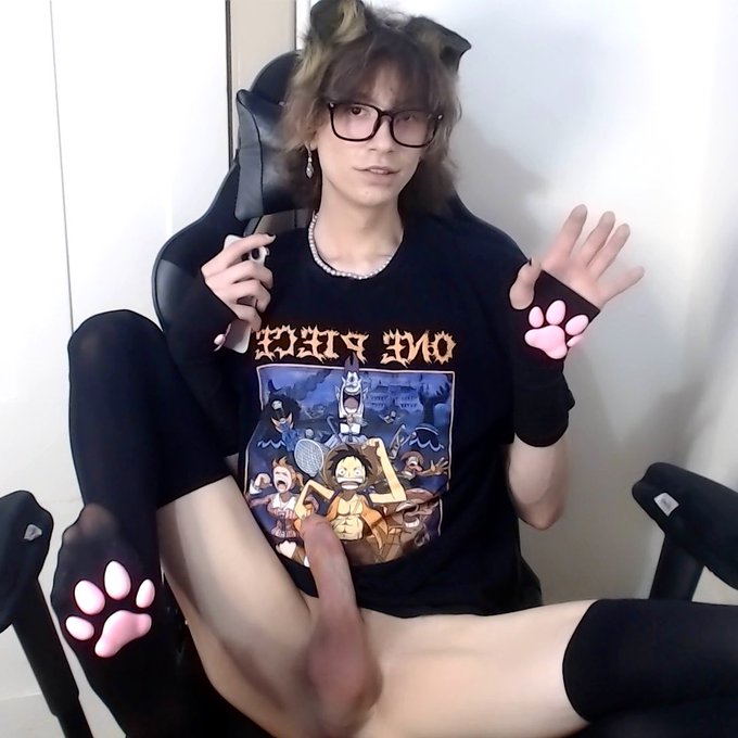 putting myself up for adoption!! I need a master that will provide lots of footjobs and headpats lmao