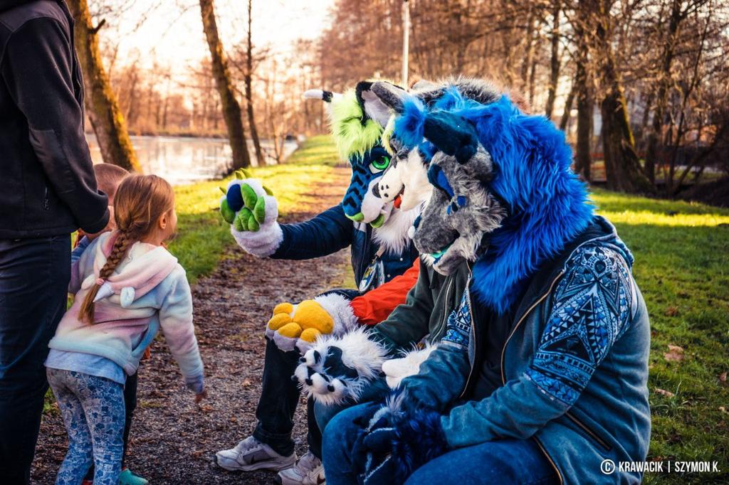 krawacikpanda's tweet photo. #NewYear with #homies 
Full Post - https://t.co/tgtRd5LuAb

New year with homies 😎
My Channels:
Instagram: @krawacikpanda
Telegram: @krawacikowo 
Facebook: Krawacik Panda 

Models: 
@MilsonTheWolf @Wolfy_PL @icon_lynx

#furry #fursuit #furrypolska https://t.co/04Kn95LveM