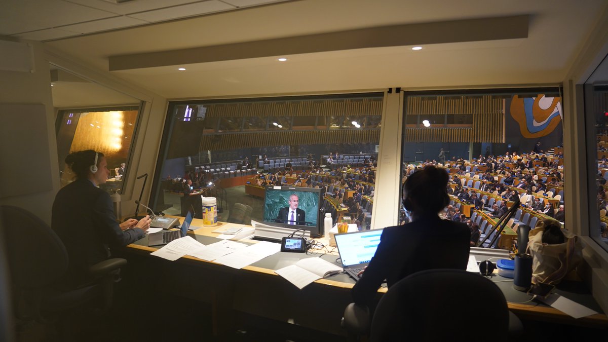 UNDGACM_EN's tweet photo. 🇺🇳 @UN #interpreters work in teams of 2 or 3. They usually alternate every 20-30 minutes, interpreting up to 160 words/minute. 💬 

🗣️ In which #languages do they interpret? Arabic, Chinese, English, French, Russian, Spanish.

More about their work ➡️ https://t.co/l4nGuNMdUy https://t.co/fV2ROlVv7P