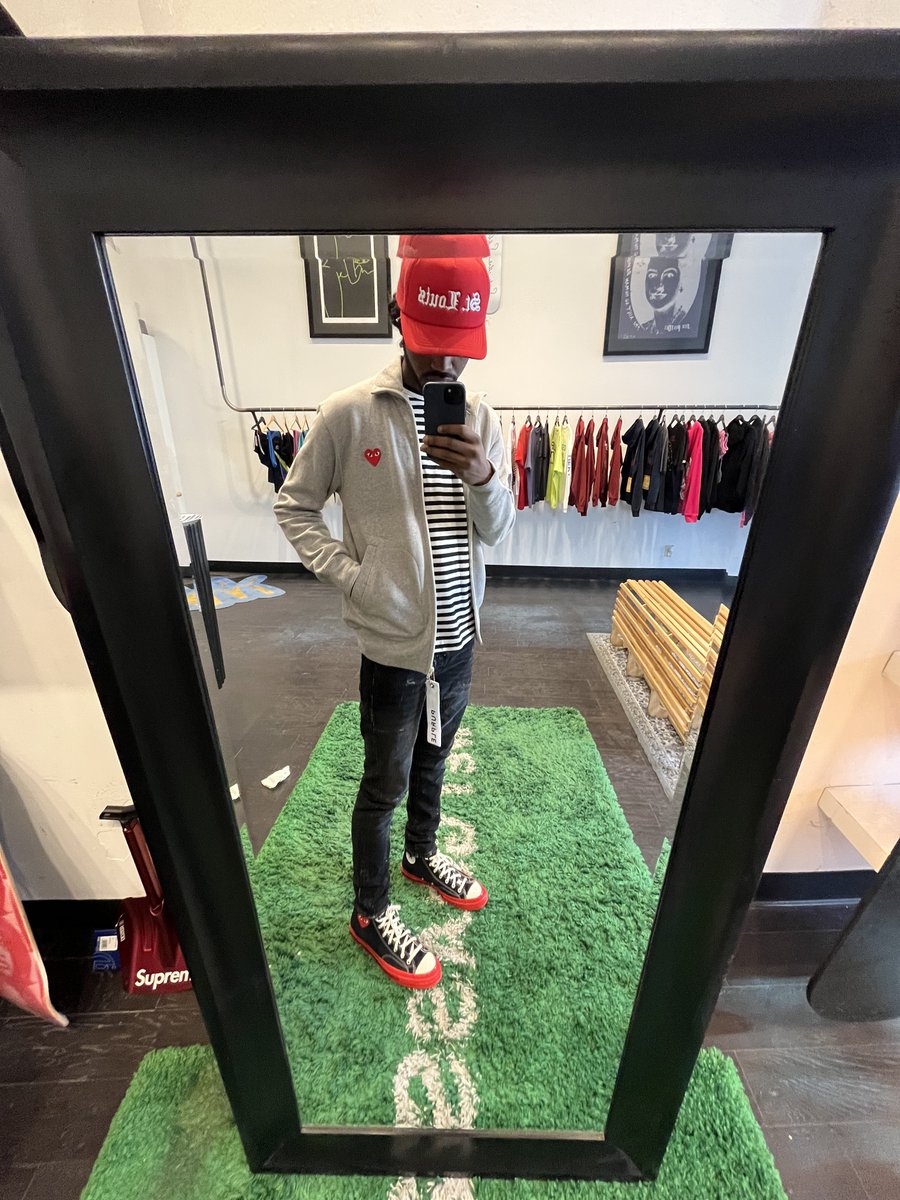 DNAStL's tweet photo. Hat: #Dnastl
Jacket & Tee : #CDGPLAY
Jeans: #purpledenim
Shoes : #cdgplayconverse https://t.co/AxE2g9SRPY