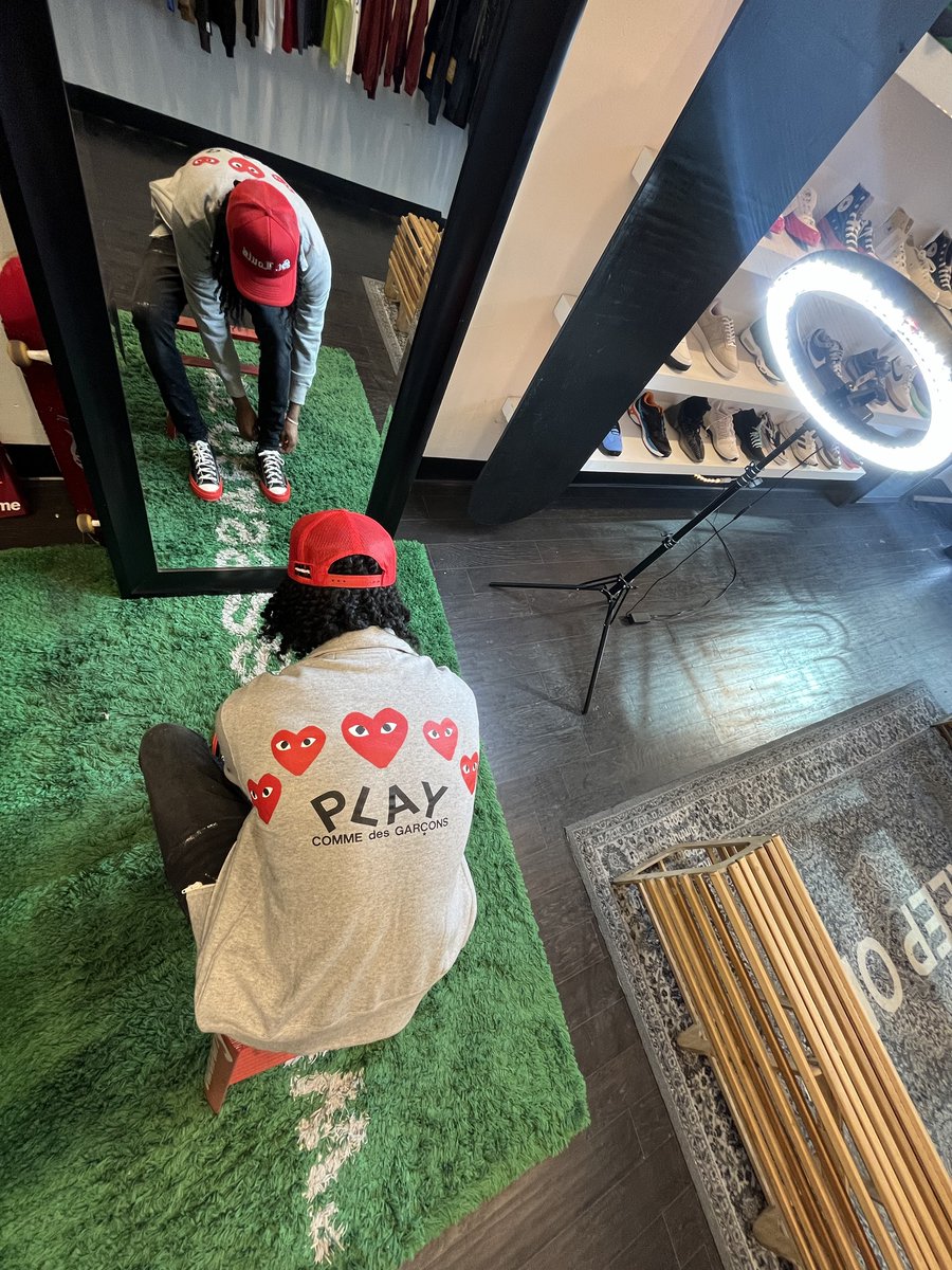 DNAStL's tweet photo. Hat: #Dnastl
Jacket & Tee : #CDGPLAY
Jeans: #purpledenim
Shoes : #cdgplayconverse https://t.co/AxE2g9SRPY