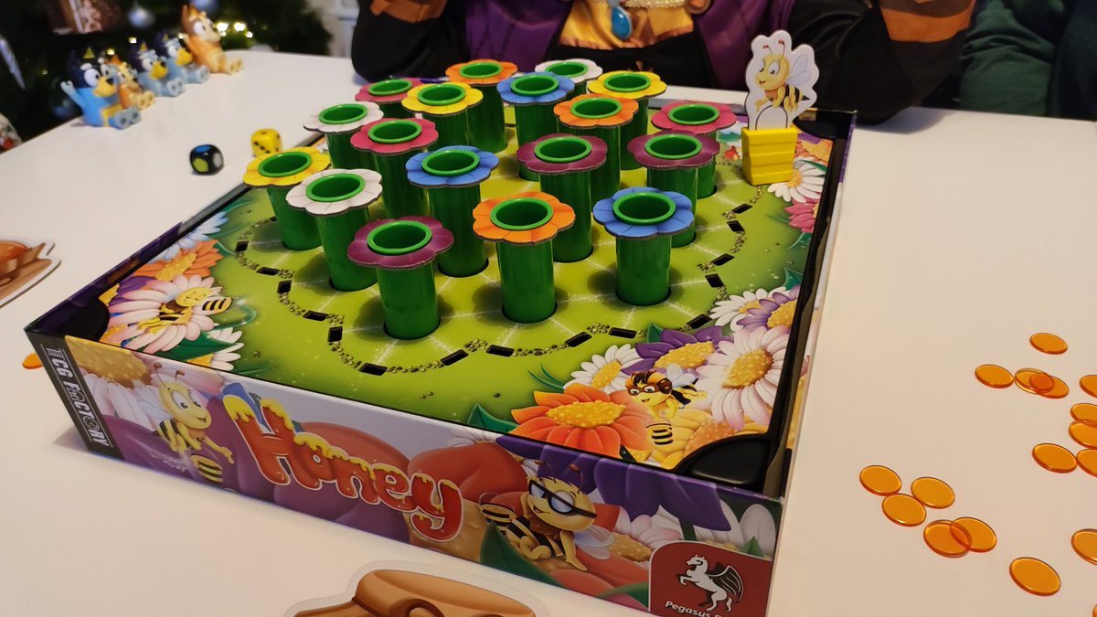 FunatticChannel's tweet photo. Sobremesa de día de Reyes:
#Honey, al fin un memoria que se desmarca.
#UnlockKids, sistema de códigos original para que las criaturas deduzcan y espíritu Unlock.
#DogPark, fácil de explicar, bonito y agradable.
#ProblemPicnic Attack Of The Ants, lanzar dados sobre cartas y risas. https://t.co/RfjR7dqY6s