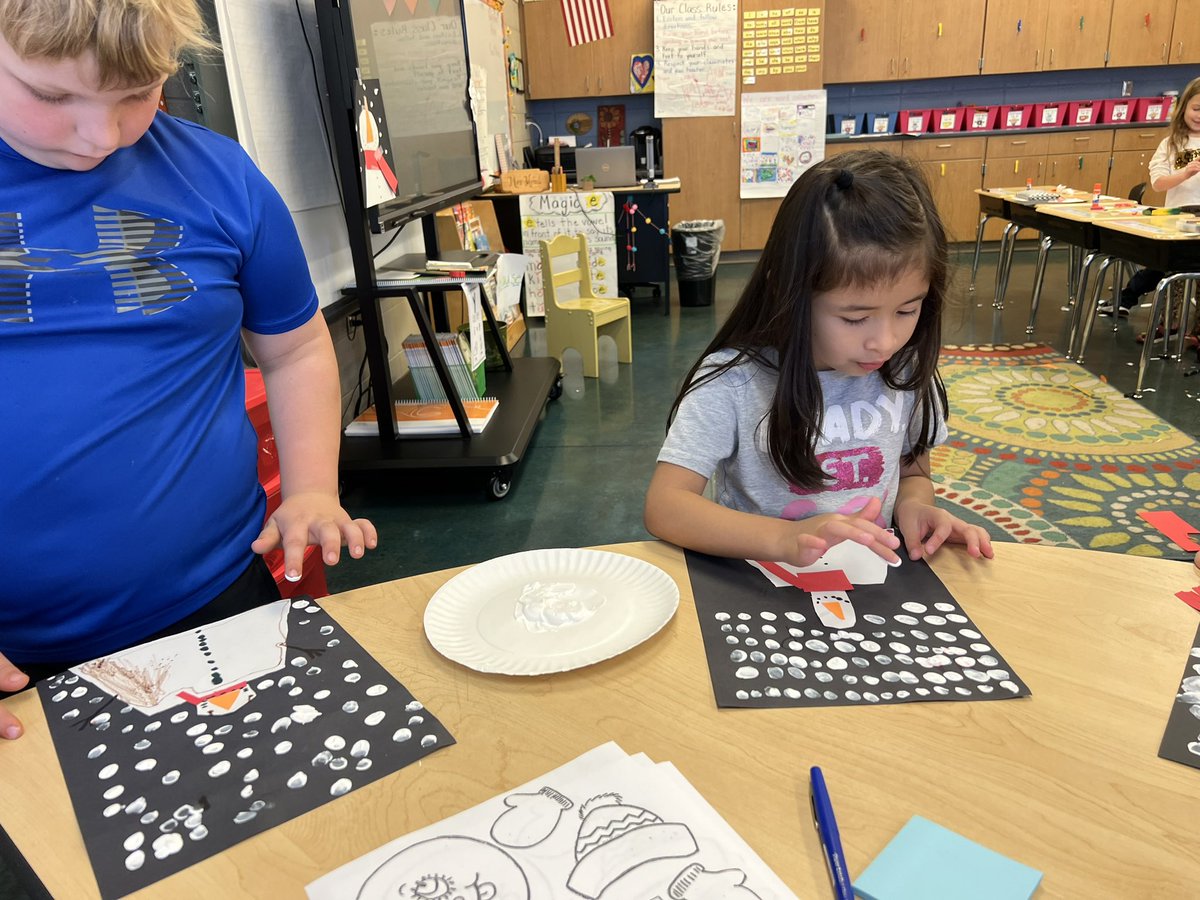 CrumptonHead's tweet photo. Painting Snowmen at Night in first grade today. This was a fun activity after a long winter break. ⛄️@JEFCOED @Concord_El https://t.co/Y7LGJNQbig