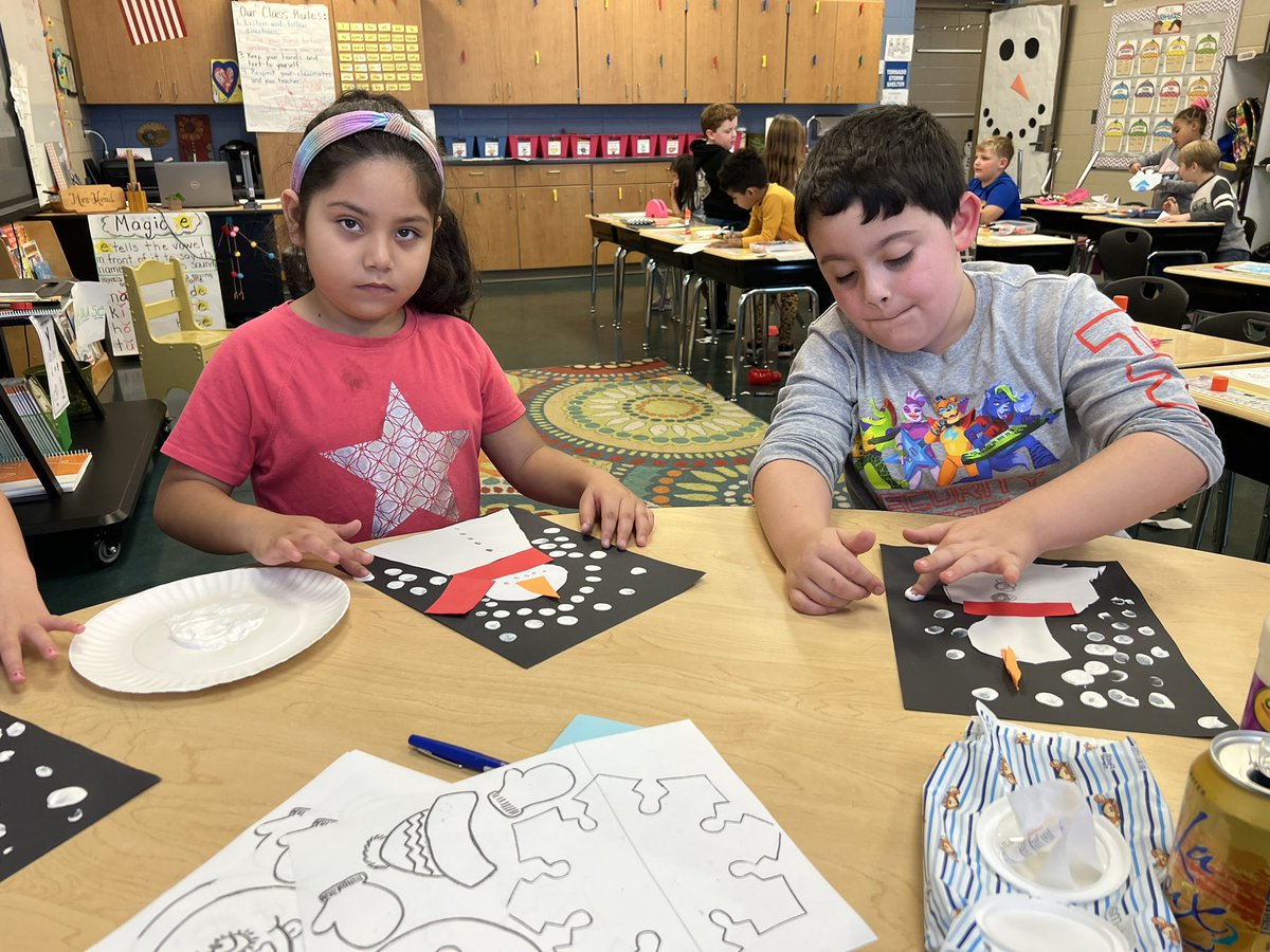 CrumptonHead's tweet photo. Painting Snowmen at Night in first grade today. This was a fun activity after a long winter break. ⛄️@JEFCOED @Concord_El https://t.co/Y7LGJNQbig