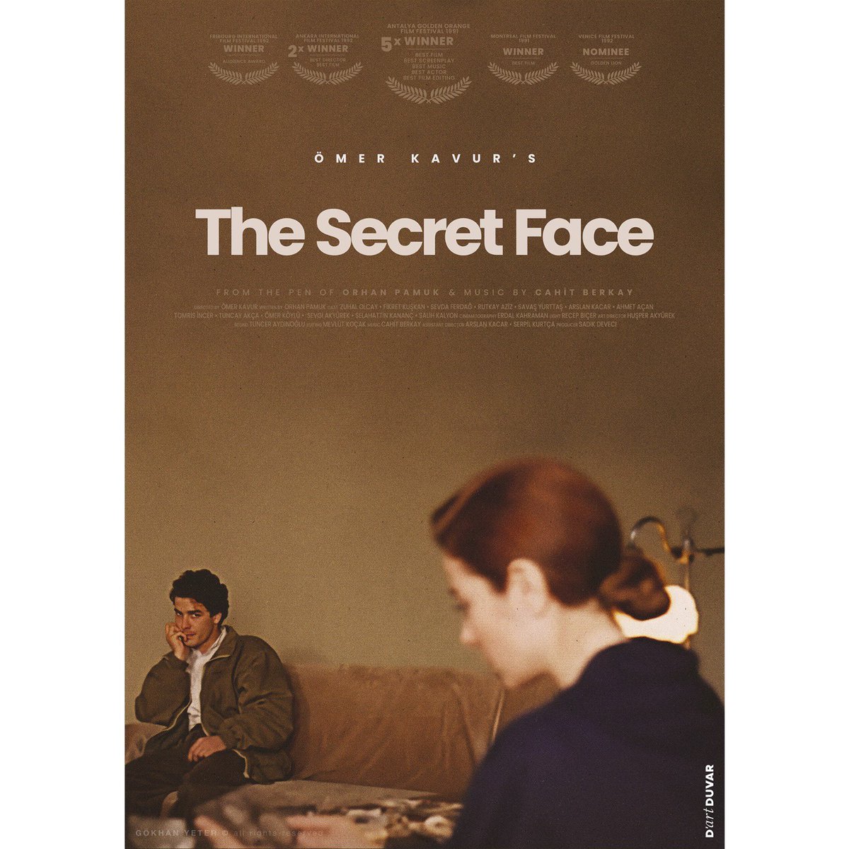 dartduvar's tweet photo. 🎥 Gizli Yüz / The Secret Face (1991🕰️

#gizliyüz #ömerkavur #orhanpamuk #cahitberkay #fikretkuşkan #rutkayaziz #zuhalolcay #savaşyurttaş #Poster #PosterDesign https://t.co/QvzuAhXL7L