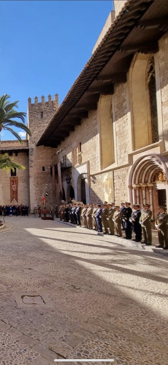 ARIBAL_RV's tweet photo. Una representación de #ARIBAL ha estado presente en el acto de la celebración de la Pascua Militar en el Palacio de la Almudaina.

@COMGEBAL_ET @Defensagob 

#ReservistasVoluntarios #FuerzasArmadas https://t.co/aeZmhDBo8R