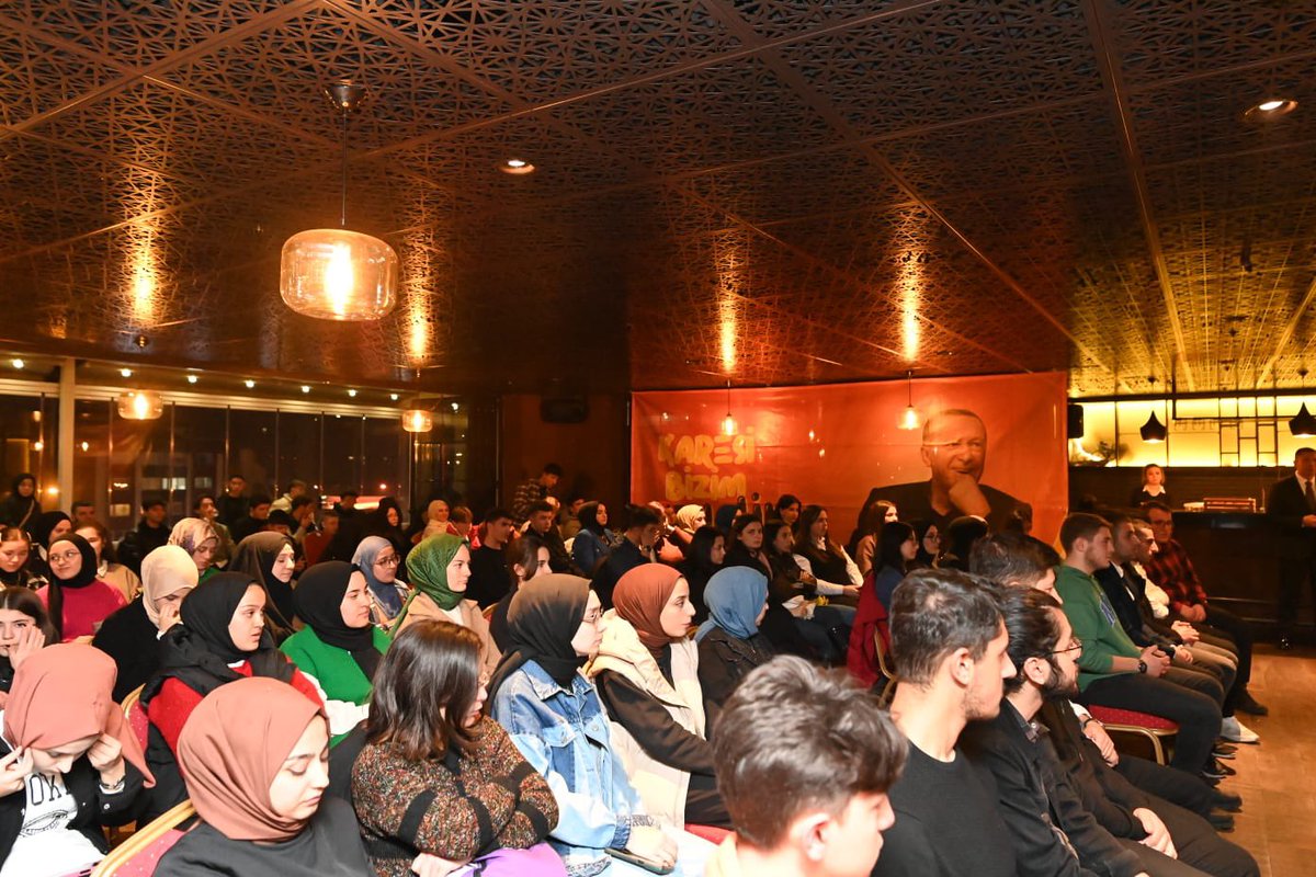 “İlk oyum Erdoğan’a, #ilkoyum AK Parti’ye” programı kapsamında ilk kez oy kullanacak genç seçmen kardeşlerimizle buluştuk.

Gençler tek yürek, tercih belli.❤️