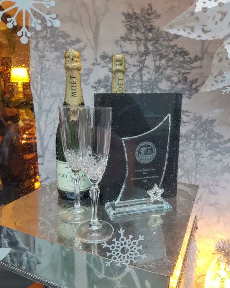 angleseyantique's tweet photo. Congratulations Lynne, very well deserved, the christmas window displays were FAB....🎉
#sjorfordantiques #Beaumarisantiques #Anglesey #Beaumarisantiques #angleseyantiques https://t.co/fSGVeNg8en