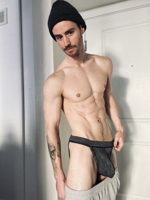 Casual Friday at the office 💼 https://t.co/ps6aiz08E6