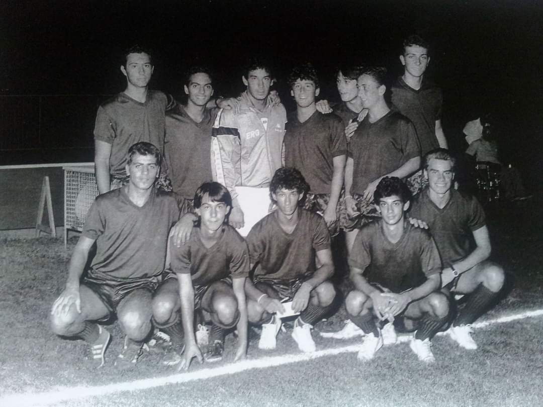 AndreaAvato's tweet photo. Da ragazzino avevo il suo poster attaccato in camera. Era il mio idolo di gioventù. Giocavo con i polsini da tennis come faceva lui, portavo le Asics ai piedi come lui, mi gasavano le sue sforbiciate, il suo carisma, i suoi gol #GianlucaVialli https://t.co/QUX88sDvld