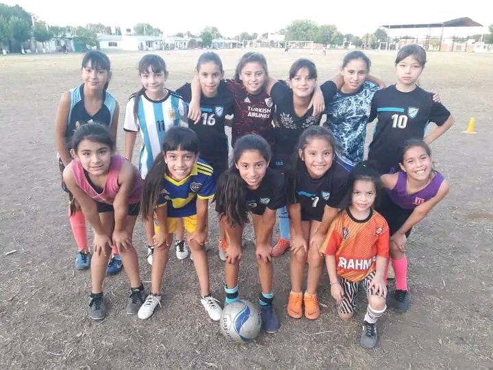 ESTE VIERNES SE REALIZO UNA JORNADA DE REYES
Bajo la premisa Fútbol responsable: un buen libro para pedir a los Reyes Magos, en el ex poli de barrio gareto, desde las 17.30 horas,disfrutaron de la jornda 24 niños , y 15 niñas ,los cuales se llevaron las pelotas del juego