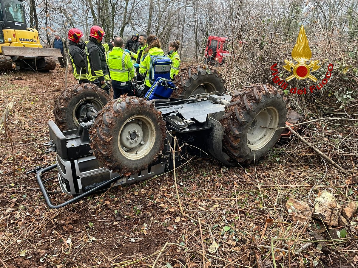 vvfveneto's tweet photo. #6gennaio #Chiampo(VI), nel pomeriggio si rovescia con il trattore in una zona boschiva: deceduto un 63enne. Intervento dei #vigilidelfuoco per estrarre l’uomo da sotto il mezzo. Purtroppo il medico del @SUEM_Veneto ne ha dovuto dichiarare la morte #soccorsiquotiani https://t.co/bv2uxyuQOP