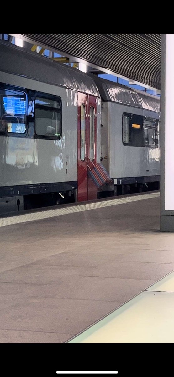 Jonias_'s tweet photo. "Waarom was je trein wel te laat?" https://t.co/Zdw8KBUdiP