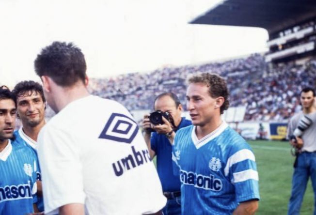 OMChrisWaddle's tweet photo. Juillet 1990 Chris revient de sa coupe du monde 90 et passe saluer ses potes au Vel pour la 1ere journée de L1 contre Nice. Son absence pour ce match permettra au jeune Lada de faire sa 1ere et rare apparition https://t.co/qFgr2GNy4C