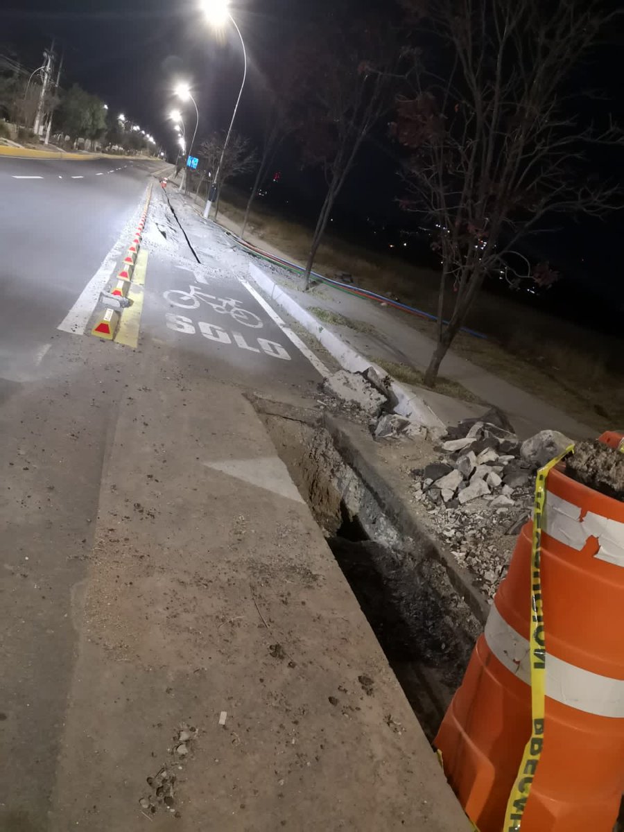 jbuitrona's tweet photo. @RobertSosaP Poco nos duró el gusto, todos los gobiernos caen en esto, más de 30 días sin poder usar ciclovía, no se ve avance. https://t.co/MTB7iD6OyX
