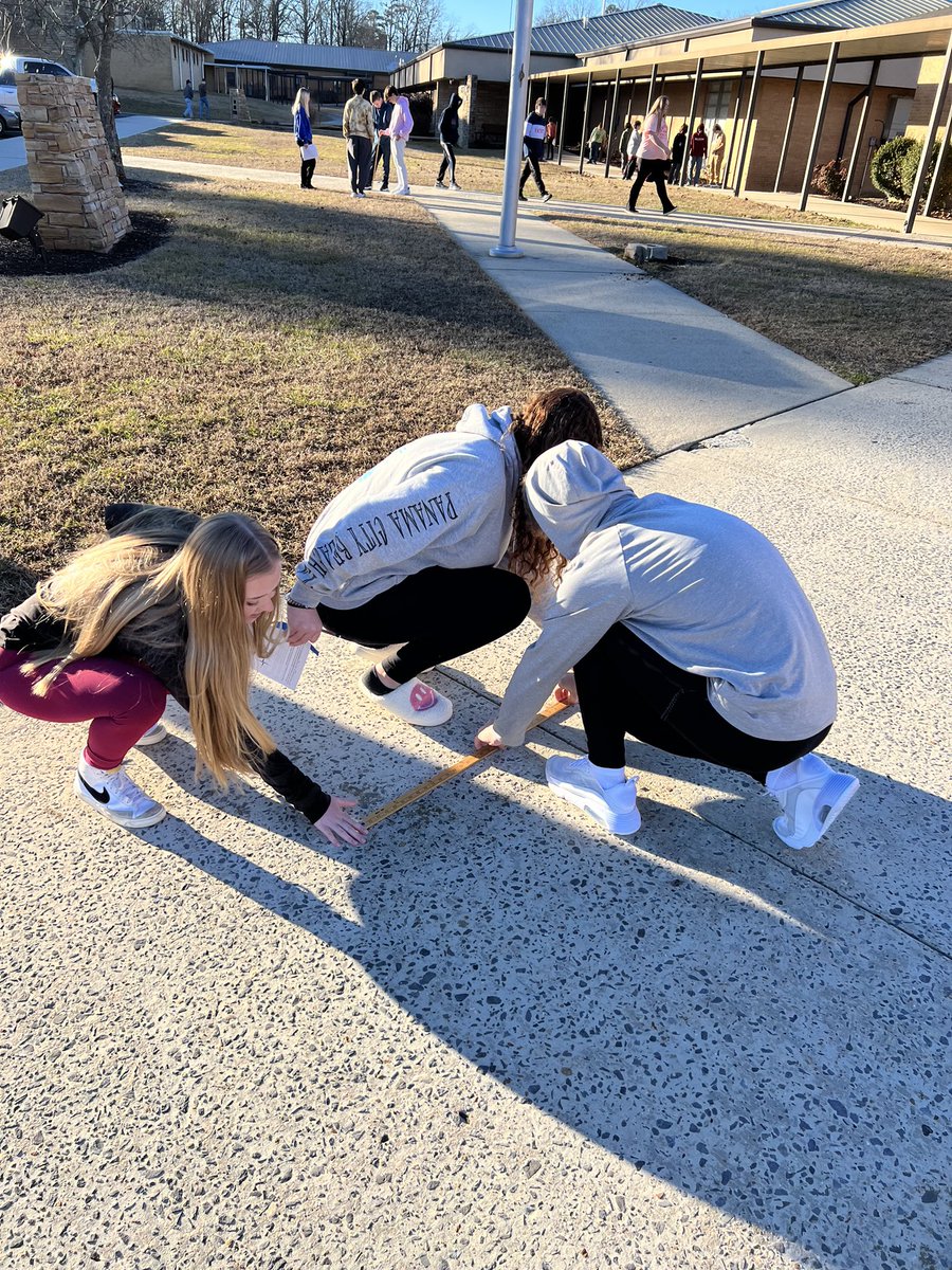 DARmiddle's tweet photo. Mr. Hammet’s science class goes outside to learn about distance and displacement. https://t.co/U8VIVVrQHZ